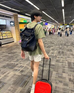 Yosatorn Konglikit Instagram - วันที่ฝนตก ไหลลงที่หน้าต่าง.