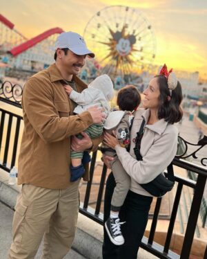 Yoshi Sudarso Instagram - Disneyland w the babies 🥰