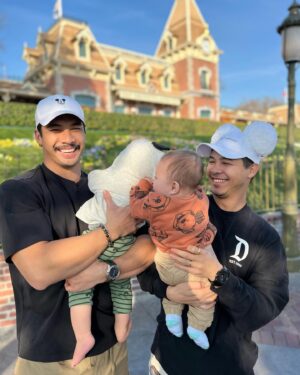 Yoshi Sudarso Instagram - Disneyland w the babies 🥰