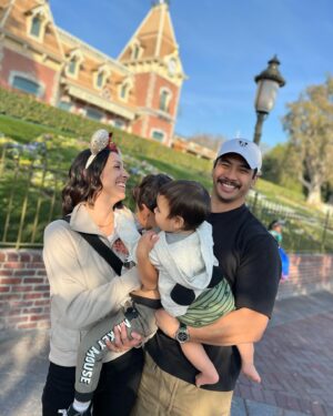 Yoshi Sudarso Instagram - Disneyland w the babies 🥰