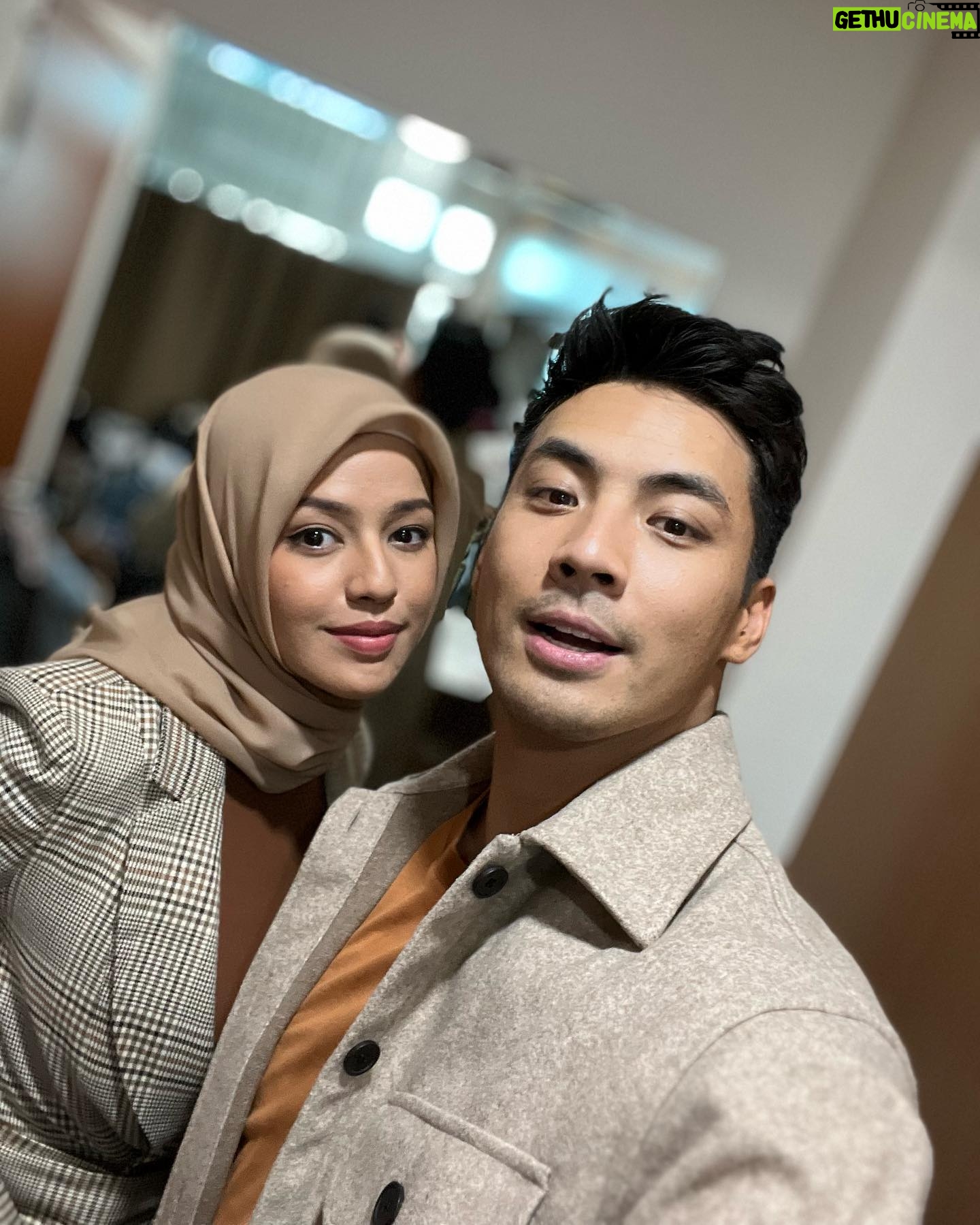 Yoshi Sudarso - 58.1K Likes - Season 2 finale udh tayang!! Setuju ga sm ending ini? Menyenangkan? Menyeblin? Gimana menurut kalian?
Roller coaster bngt kan, season ini? 🔥
Aku bahagia bngt bs kumpul sm pemain2 Wedding Agreement untuk season kedua ini. Semuanya seru, baik, dan aku kangen bngt sm mereka! InsyaAllah kita bs kerja sama lg yaa 🥰
Also, slide terakhir ada spoiler ya gengs, hati2 swiping wkwkwk, jangan sampe bocor sebelum nonton eps ini!
Love you guys, cukup dari aku, bang Salman, sampe ketemu lagi 🥰