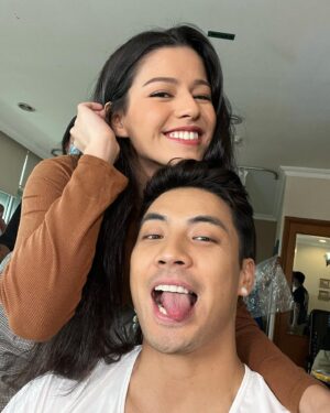 Yoshi Sudarso Instagram - Season 2 finale udh tayang!! Setuju ga sm ending ini? Menyenangkan? Menyeblin? Gimana menurut kalian? 

Roller coaster bngt kan, season ini? 🔥

Aku bahagia bngt bs kumpul sm pemain2 Wedding Agreement untuk season kedua ini. Semuanya seru, baik, dan aku kangen bngt sm mereka! InsyaAllah kita bs kerja sama lg yaa 🥰 

Also, slide terakhir ada spoiler ya gengs, hati2 swiping wkwkwk, jangan sampe bocor sebelum nonton eps ini!

Love you guys, cukup dari aku, bang Salman, sampe ketemu lagi 🥰