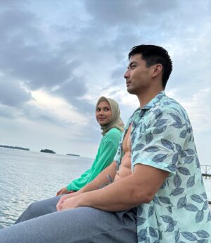 Yoshi Sudarso Instagram - Adegan apa nih di pantai? Jangan lupa nonton episode terbaru!! Pilih siapa yaaaaa
