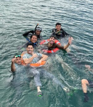 Yoshi Sudarso Instagram - Adegan apa nih di pantai? Jangan lupa nonton episode terbaru!! Pilih siapa yaaaaa