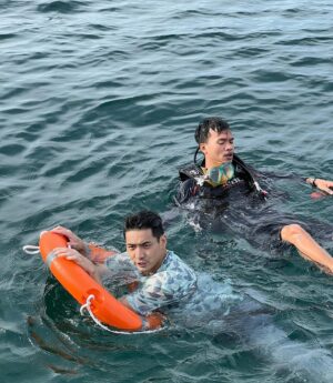 Yoshi Sudarso Instagram - Adegan apa nih di pantai? Jangan lupa nonton episode terbaru!! Pilih siapa yaaaaa