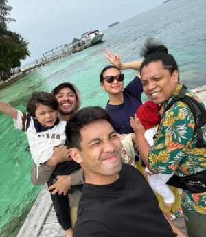 Yoshi Sudarso Instagram - Adegan apa nih di pantai? Jangan lupa nonton episode terbaru!! Pilih siapa yaaaaa