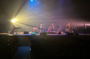 Yoshie Nakano Instagram - 、、、

HALL LOTTA LOVE❤️
終わりました
ぽっかりと、ロスです

神奈川県民ホールは
レトロでとても重厚感のある
素晴らしいホールでした
音を刻めたこと
みなさんと共に過ごせたこと
とてもとても感激でした

ありがとうございました

きょうは風が強くて
心がざわつく春
洗濯物のシーツがフラッグみたいにどこかへ
合図をしてる

そうね〜
またまた
また
お会いしましょう

#halllottalove 
#神奈川県民ホール
#エゴラッピン#egowrappin