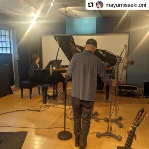 Yoshie Nakano Instagram - 、、、

あふりらんぽ  オニちゃんの明日配信される
『あじさい』と言う素晴らしい
オニちゃんの弾き語りの曲に
歌とコーラス、ピアノで参加しました
愛に溢れた曲です
みんなに聴いてもらいたいな

#Repost @mayumisaeki.oni with @use.repost
・・・
明日1/11（0時）にEGO-WRAPPIN'のよっちゃんとのデュエット「あじさい（feat.中納良恵）」が先行シングル配信されます！！！　
ほんまにほんまにほんまにほんまにお待たせしました！🙏🙇🙇🙇

よっちゃんが、ピアノとコーラスで他の人の作品に参加したのは初めてだそうで😭こんなありがたいコラボ作品を作れたことに大感謝です！♥
とても美しい歌声とピアノであじさいがまるで薔薇の様になってます！🌹✨
「きれいに咲いた　あじさいの思い出　この小さなビンに入れておこう」は私の姉が小学生のときに書いた詩で、素敵すぎて産まれた曲です。　
ZAKさんのstrobo studioで2023年の6月21日の夏至に録音しました。

改めて
お姉ちゃん、ありがとう！
よっちゃん、ありがとう！
ZAKさん、ありがとう！
クラファンしてくれたみなさん、本当に本当にありがとうございました！
アルバムも2.12にリリースします！

1/11　シングル先行配信決定！
「あじさい（feat.中納良恵）」ONI

LinkCore：
https://linkco.re/MEq8Bq62

Vo.&G. ONI
Vo.&Piano 中納良恵(EGO-WRAPPIN')
Recording at: strobo studio 21th.June.2023
rec&mix:ZAK

photo 1 by濱田志野

supponpon record

#あじさい
#ONI
#中納良恵
#egowrappin 
#ZAK
