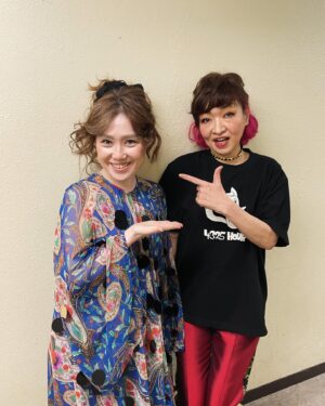 Yoshie Nakano Instagram - 、、、

波乱に満ちた年始です

暗く重い空気を吸い
ひととき気持ちを這いあげて
明るい希望に満たそうと
ステージで笑いと感動をとる
清水ミチコさんのパフォーマンスは
とても素晴らしいものでした
モノマネという枠に止まらない
『宿す』という芸術は
心に暖かな灯火を見るのです

シークレットゲストでハッピーブキを
歌わせていただけたこと
とても光栄なことでありました

清水さん、ありがとうございました
武道館10周年公演
おめでとうございます
そして
拍手をとって観ていただいたみなさま
ありがとうございました

被災されている方々が
一刻も早く
安らかに穏やかに
過ごせますように

平和で生き生きと健やかに
過ごせますように

本年もよろしくお願いいたします

#清水ミチコ
#ひとり祝賀会
#中納良恵
#ハッピーブギ
#egowrappin #エゴラッピン