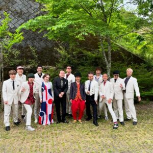 Yoshie Nakano Instagram - 、、、

東京スカパラダイスオーケストラの
35周年スペシャルライブ
素晴らしい節目に
お誘いいただきまして
ありがとうございました。
東京フィルハーモニー交響楽団の
素晴らしい大迫力の演奏と
それを率いるアレンジメント
指揮を務められた服部隆之さん
ブギウギでお世話になって以来、うれしい再会でした。
スカパラとのスペシャルバージョンの『ハッピーブギ』
歌わせてもらい、そして『黄昏れを遊ぶ猫』
『縦書きの雨』そしてハナレグミたかしくんと、
『ジャングルブギ』をアンコールで。
もう内蔵が破裂して、上半身が
グニャリと崩れ落ちました。快感。
スカパラ先輩には、
いつもいつも素晴らしい景色や夢を
見させていただいて、凄いエネルギーに包まれて
もうじっとしていられない。
感謝でいっぱいです。
お客さんのうれしそうな姿ときたら、、嬉し涙やな。
35年間スターで居続けることの並々ならぬメンタルと
奮励の尊さ、スタッフの力強さ
多大な勇気をいただきました。

35周年おめでとうございます㊗️

スカパラ
きょうは、佐賀でライブです
ギャンバ❤️

わたしもな

#東京スカパラダイスオーケストラ 
#服部隆之
#ハナレグミ
#ムロツヨシ
#東京フィルハーモニー交響楽団
#billboard #山中湖ステラシアター 
#エゴラッピン#egowrappin #中納良恵