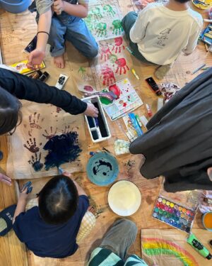 Yoshie Nakano Instagram - 、、、

長崎の雲仙で行われたタネトのイベント　@taneto_unzen 
　@tanemaki_design 
で子供と一緒にお絵描きワークショップをしてきました
蒸気屋さんの @jyokiya_obamaonsen 
一階で、お隣は野村友里ちゃんの　@eatripjournal 
子供お料理教室でハンバーグをクッキング。
せっかくなので、集まってくれた子供たちに
味覚の絵を描いてもらうことにしました
あまい、酸っぱい、苦い、苦くない、甘酸っぱい。
どんどん描いてくれて、何の絵か聞くと、
激甘と激辛の絵！！とか、甘くて苦くない絵！！美味しい絵！
とか、菜の花と雲仙の煙の絵！とか、塩！！
からかさ地蔵の絵！！！
まで、出てきて、子供の自由さ可愛さ破壊力に
胸を打たれまくりでした
集まってくれて、難しいテーマに挑んで遊んでくれた
子供たち、親御さん、本当に感謝です！
描かれた絵たちは、蒸気屋さんで飾られています

みなさんに、とてもとても良くしていただき
素晴らしい機会とご縁をいただいた数日でした
奥津さん　@taneto_unzen  @chikashi_okutsu @norikookutsu 
呼んでくれて
ありがとう
ありがとう
ありがとうございます

お肌すべすべです

#taneto
#野村友里
#蒸気屋
#種を蒔くデザイン展2024 
#奥津家族

#中納良恵
#長崎雲仙
