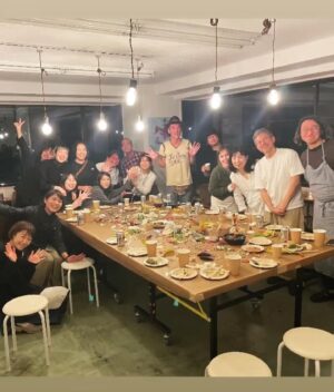 Yoshie Nakano Instagram - 、、、

80年続くイスラエルの老舗ブランドの靴
NAOTの奈良店の８周年ライブ
お誘いいただき
お越しいただき
ありがとうございました

イスラエルとパレスチナが共同で制作して
80年続いている靴
砂漠の上を歩いてるような心地よさがテーマと言うだけあってフカフカと軽くどこまでも歩けます

このイベントのお話しをいただいたのは
今年の春の終わり頃ですが、
ここ数週間で悲しくも
イスラエルとパレスチナの
戦争が始まってしまいました

戦争が終わらないあの地で分断されたイスラエルとパレスチナの両国が80年も力を合わせ制作され続けた靴だと思うととても気高く尊い
NAOTとはヘブライ語でオアシスと言う意味を持つようです
靴を履ける喜びを噛み締めて
必ずや楽園に辿り着けるよう
この世と言う砂漠を
一歩一歩踏み締めて
一秒一時一日
希望をもって歩いて行かねばと思う

こんなタイミングで
こんな機会をもらえたこと
深い感謝と
身に深く染み入ります

山のテーブルさんの打ち上げタコスも
美しい愛と平和のジオラマでした
マジ美味かったなあ〜
ありがとうございました

こんな思いを巡らせてくれた
いつも、素晴らしいご縁をくれる
大切な友達ピーコ
ずっとずーっと、元気で笑いあいたい
ありがとう
ありがとう

ワクワクする次の企画、実現できたらいいね！！

#naot
#山のテーブル
#pikka
#エゴラッピン
#egowrappin