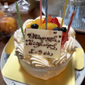 Yoshie Nakano Instagram - 、、、

わたし、きょう誕生日やねーーーん！！！
って、駆け足で叫びまくりたいくらい
誕生日ってうれしいな

50歳です
四捨五入したら100歳です
　

きてるな
こいよな

大好きな友達、尊敬するミュージシャン、アーティスト
スタッフ　家族
みなさま
と
ともに歩んでこれたことに喜びと感謝です

死ぬまで歌います

よろしくね