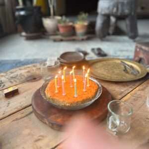 Yoshie Nakano Instagram - 、、、

わたし、きょう誕生日やねーーーん！！！
って、駆け足で叫びまくりたいくらい
誕生日ってうれしいな

50歳です
四捨五入したら100歳です
　

きてるな
こいよな

大好きな友達、尊敬するミュージシャン、アーティスト
スタッフ　家族
みなさま
と
ともに歩んでこれたことに喜びと感謝です

死ぬまで歌います

よろしくね