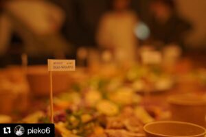 Yoshie Nakano Instagram - 、、、

19歳の時、働いてたバイト先の友人ピーコに
バンドメンバーを探してると相談したら
当時ピーコが通っていたモード学園の
同窓生だった森くんを紹介してくれたのが1995年
そこから、エゴラッピンは始まりました
エゴラッピンを引き合わせてくれた恩人のピーコの投稿を
メンションします

#Repost @pieko6 with @use.repost
・・・
NAOT NARA/entwa 8周年に
EGO-WRAPPIN'  アコースティックライブを開催することができました。
この日を大好きなメンバー揃って、
一緒に過ごせたことは、奇跡のようでもあり、走馬灯のようにいろんな思い出が巡り、今もまだ胸がいっぱいです。

あらためまして、
8周年おめでとうございます。
@naotjapan 
@entwa_jp 

このブランドとの出逢いは、12年以上前？当時はまだ知る人ぞ知るイスラエルの靴。ヘブライ語でオアシスという意味のNAOT(ナオト)。
プエンテというペルー/ボリビアのアルパカブランドを運営する落合さんから
こんなに履きやすい靴は無いよ、
と教えてもらったことからだったと思います。世界を飛び回る彼女の言葉通り、わたしにとっても手放せない靴となりました。

そして、山のテーブルの對中さんと柳本さん。大好きなお二人。
@yama_no_table 

打ち上げで、メキシコ料理を選んだ理由に、28年前？わたしとよっちゃんのアルバイト先ピンクアドベがメキシコ料理店だったから、タコスの包むから
「エゴを包む」🟰EGO-WRAPPINという日本を代表する素晴らしい音楽家の名前からでした。
卓球台のテーブルいっぱいに、世界地図のように盛り付けられたお料理を囲み、皆んなで食事したあの時間は、人生で忘れることができないテーブルの一つになりました。ほんとうに愛をありがとう、おいしすぎました😭

そして、語りだすと書ききれない、、
EGO-WRAPPINとの出逢い。
@egowrappin_official 
@yocchan_egowrappin 
ただ１つ言えるのは、
理屈で考えるよりなんだかわからないけど、ワクワクしたから二人を出逢わせた、あの時の直感は間違ってなかったことでした。
大スターになったよっちゃんと森くんだけど、あの時からも変わらず、ずっと自分を信じ続け、限界まで挑戦している。
そういう存在に、わたしは何度も救われました。彼女達の存在に、生きる勇気や夢を見ることができました。
そんなかけがえのない存在のEGO-WRAPPINに、初めて奈良へ、NAOTや山のテーブルの皆さんと一緒にイベントを開催出来たこと、こんなギフトはありません…😭🥰

世界中、様々な問題の中ではありますが
希望を忘れずに、今を大切に生きること
今日一日を感謝して過ごすココロを。
一人一人そんな思いで、愛が溢れたら。
「わたしを愛する」
あの時に、宮川さんとタイナカさんと
なっちゃんで決めたイベントタイトルは
これからさらに必要なメッセージだと
あらためて感じます。

長々と書いてしましましたが、　
また、いつか奈良で⚪︎⚪︎寺？で、
面白いことやりたいなぁと😆
そして、これからも色んなご縁を繋いでいきたいです。PIKKA