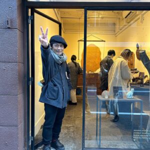 Yoshie Nakano Instagram - 、、、

昨年インドの旅で初めて会った、まっちゃんこと松岡さん
は、地球の歩き方で働いていて世界中のあらゆる
ヤバい場所に行きまくる旅人です
そして現地のミステリーな秘宝や、民藝や、ぜんぜん秘宝じゃないものや、とにかくまっちゃんがピンときたお宝の蒐集家で、お宝ひとつひとつ持つエピソードや、その審美眼、
センス、旅の話しが面白すぎて、いつもずーっと聞いていたい。
今回そんなまっちゃんのお宝集の本が発売されて、森岡書店　　@moriokashoten 発売イベントへ。
隣で話しをしてくれてるような文章も面白く、写真も色っぽく、装丁もとても素晴らしく、とてもとても美しい一冊です
この本を開いては行ったことのない世界へ脳内トリップに出かけ、1人浪漫に思いを馳せる夜
あー幸せ

ガンジス川の沐浴は、まっちゃんに『長澤まさみも沐浴できるんだから、できるでしょ？』と言うどこか挑戦状のような誘いに促され、飛び込んだあの日
わたしの人生の大切な大切な思い出のひとつです

#松岡宏大
#ひとりみんぱく
#森岡書店