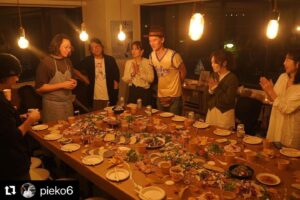 Yoshie Nakano Instagram - 、、、

19歳の時、働いてたバイト先の友人ピーコに
バンドメンバーを探してると相談したら
当時ピーコが通っていたモード学園の
同窓生だった森くんを紹介してくれたのが1995年
そこから、エゴラッピンは始まりました
エゴラッピンを引き合わせてくれた恩人のピーコの投稿を
メンションします

#Repost @pieko6 with @use.repost
・・・
NAOT NARA/entwa 8周年に
EGO-WRAPPIN'  アコースティックライブを開催することができました。
この日を大好きなメンバー揃って、
一緒に過ごせたことは、奇跡のようでもあり、走馬灯のようにいろんな思い出が巡り、今もまだ胸がいっぱいです。

あらためまして、
8周年おめでとうございます。
@naotjapan 
@entwa_jp 

このブランドとの出逢いは、12年以上前？当時はまだ知る人ぞ知るイスラエルの靴。ヘブライ語でオアシスという意味のNAOT(ナオト)。
プエンテというペルー/ボリビアのアルパカブランドを運営する落合さんから
こんなに履きやすい靴は無いよ、
と教えてもらったことからだったと思います。世界を飛び回る彼女の言葉通り、わたしにとっても手放せない靴となりました。

そして、山のテーブルの對中さんと柳本さん。大好きなお二人。
@yama_no_table 

打ち上げで、メキシコ料理を選んだ理由に、28年前？わたしとよっちゃんのアルバイト先ピンクアドベがメキシコ料理店だったから、タコスの包むから
「エゴを包む」🟰EGO-WRAPPINという日本を代表する素晴らしい音楽家の名前からでした。
卓球台のテーブルいっぱいに、世界地図のように盛り付けられたお料理を囲み、皆んなで食事したあの時間は、人生で忘れることができないテーブルの一つになりました。ほんとうに愛をありがとう、おいしすぎました😭

そして、語りだすと書ききれない、、
EGO-WRAPPINとの出逢い。
@egowrappin_official 
@yocchan_egowrappin 
ただ１つ言えるのは、
理屈で考えるよりなんだかわからないけど、ワクワクしたから二人を出逢わせた、あの時の直感は間違ってなかったことでした。
大スターになったよっちゃんと森くんだけど、あの時からも変わらず、ずっと自分を信じ続け、限界まで挑戦している。
そういう存在に、わたしは何度も救われました。彼女達の存在に、生きる勇気や夢を見ることができました。
そんなかけがえのない存在のEGO-WRAPPINに、初めて奈良へ、NAOTや山のテーブルの皆さんと一緒にイベントを開催出来たこと、こんなギフトはありません…😭🥰

世界中、様々な問題の中ではありますが
希望を忘れずに、今を大切に生きること
今日一日を感謝して過ごすココロを。
一人一人そんな思いで、愛が溢れたら。
「わたしを愛する」
あの時に、宮川さんとタイナカさんと
なっちゃんで決めたイベントタイトルは
これからさらに必要なメッセージだと
あらためて感じます。

長々と書いてしましましたが、　
また、いつか奈良で⚪︎⚪︎寺？で、
面白いことやりたいなぁと😆
そして、これからも色んなご縁を繋いでいきたいです。PIKKA