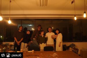 Yoshie Nakano Instagram - 、、、

19歳の時、働いてたバイト先の友人ピーコに
バンドメンバーを探してると相談したら
当時ピーコが通っていたモード学園の
同窓生だった森くんを紹介してくれたのが1995年
そこから、エゴラッピンは始まりました
エゴラッピンを引き合わせてくれた恩人のピーコの投稿を
メンションします

#Repost @pieko6 with @use.repost
・・・
NAOT NARA/entwa 8周年に
EGO-WRAPPIN'  アコースティックライブを開催することができました。
この日を大好きなメンバー揃って、
一緒に過ごせたことは、奇跡のようでもあり、走馬灯のようにいろんな思い出が巡り、今もまだ胸がいっぱいです。

あらためまして、
8周年おめでとうございます。
@naotjapan 
@entwa_jp 

このブランドとの出逢いは、12年以上前？当時はまだ知る人ぞ知るイスラエルの靴。ヘブライ語でオアシスという意味のNAOT(ナオト)。
プエンテというペルー/ボリビアのアルパカブランドを運営する落合さんから
こんなに履きやすい靴は無いよ、
と教えてもらったことからだったと思います。世界を飛び回る彼女の言葉通り、わたしにとっても手放せない靴となりました。

そして、山のテーブルの對中さんと柳本さん。大好きなお二人。
@yama_no_table 

打ち上げで、メキシコ料理を選んだ理由に、28年前？わたしとよっちゃんのアルバイト先ピンクアドベがメキシコ料理店だったから、タコスの包むから
「エゴを包む」🟰EGO-WRAPPINという日本を代表する素晴らしい音楽家の名前からでした。
卓球台のテーブルいっぱいに、世界地図のように盛り付けられたお料理を囲み、皆んなで食事したあの時間は、人生で忘れることができないテーブルの一つになりました。ほんとうに愛をありがとう、おいしすぎました😭

そして、語りだすと書ききれない、、
EGO-WRAPPINとの出逢い。
@egowrappin_official 
@yocchan_egowrappin 
ただ１つ言えるのは、
理屈で考えるよりなんだかわからないけど、ワクワクしたから二人を出逢わせた、あの時の直感は間違ってなかったことでした。
大スターになったよっちゃんと森くんだけど、あの時からも変わらず、ずっと自分を信じ続け、限界まで挑戦している。
そういう存在に、わたしは何度も救われました。彼女達の存在に、生きる勇気や夢を見ることができました。
そんなかけがえのない存在のEGO-WRAPPINに、初めて奈良へ、NAOTや山のテーブルの皆さんと一緒にイベントを開催出来たこと、こんなギフトはありません…😭🥰

世界中、様々な問題の中ではありますが
希望を忘れずに、今を大切に生きること
今日一日を感謝して過ごすココロを。
一人一人そんな思いで、愛が溢れたら。
「わたしを愛する」
あの時に、宮川さんとタイナカさんと
なっちゃんで決めたイベントタイトルは
これからさらに必要なメッセージだと
あらためて感じます。

長々と書いてしましましたが、　
また、いつか奈良で⚪︎⚪︎寺？で、
面白いことやりたいなぁと😆
そして、これからも色んなご縁を繋いでいきたいです。PIKKA