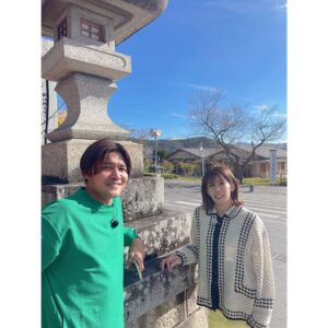 Yoshito Okubo Instagram - 3年連続Jリーグ得点王の
よっくんと一緒に甲府を旅しながら、部活に励む高校生をサプライズ訪問しました😊

サッカー部では
直接よっくんがフリーキックを伝授⚽️✨

女子硬式野球部では
2人で選手たちと真剣勝負！⚾️

部活っていいですね👍
高校生に戻ったような気分になって
逆に元気とパワーをいただきました😆🙏

ケーブルテレビでご覧ください😉

コネクト！
～元気と笑顔を届ける旅～
#1　甲府編
satonoka 4K
1月8日(月)19:00〜

#大久保嘉人
#吉田沙保里