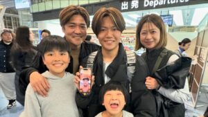 Yoshito Okubo Instagram - ついにこの日が来ました！！

碧人（長男）がスペインにプロサッカー選手を目指し出発しました。息子が夢に向かって突き進んでくれた事が嬉しい。本当に頑張って欲しい！！
これからは自分で切り拓いていかないといけないのでいっぱい大変なことがあると思うけど父として期待してるよ。

お見送りに来てくれた友達そして会いに来てくれた友達ありがとう！！

碧人は幸せだね。

頑張れ碧人⚽️

#碧人
#スペイン
#yoshito13