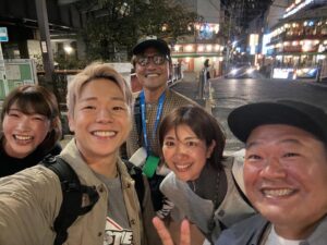 Yoshito Okubo Instagram - 昨日のハロウィン！
楽しかった。
みんな結構ガッツリの仮装。
玲子ちゃん→力士
舞子ちゃん→ぴえん
武尊→チャッキー
私→オラフ
よっくん→ADさん

大久保嘉人のADさんが優勝でした！笑
芸が細かい。

ちなみに玲子ちゃんに借りて力士やってみました。笑

#ハロウィン
#潮田玲子
#狩野舞子
#武尊
#大久保嘉人
#豊ノ島