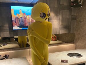 Yoshito Okubo Instagram - 昨日のハロウィン！
楽しかった。
みんな結構ガッツリの仮装。
玲子ちゃん→力士
舞子ちゃん→ぴえん
武尊→チャッキー
私→オラフ
よっくん→ADさん

大久保嘉人のADさんが優勝でした！笑
芸が細かい。

ちなみに玲子ちゃんに借りて力士やってみました。笑

#ハロウィン
#潮田玲子
#狩野舞子
#武尊
#大久保嘉人
#豊ノ島