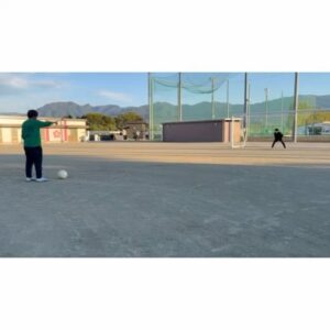 Yoshito Okubo Instagram - 3年連続Jリーグ得点王の
よっくんと一緒に甲府を旅しながら、部活に励む高校生をサプライズ訪問しました😊

サッカー部では
直接よっくんがフリーキックを伝授⚽️✨

女子硬式野球部では
2人で選手たちと真剣勝負！⚾️

部活っていいですね👍
高校生に戻ったような気分になって
逆に元気とパワーをいただきました😆🙏

ケーブルテレビでご覧ください😉

コネクト！
～元気と笑顔を届ける旅～
#1　甲府編
satonoka 4K
1月8日(月)19:00〜

#大久保嘉人
#吉田沙保里