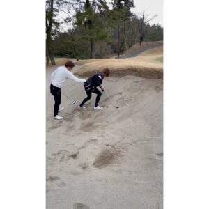 Yoshito Okubo Instagram - 先日、3人で回ったゴルフ⛳️

この日も楽しすぎたな🤣

動画見返すと面白いね…😆👍

ゴルフはそう上手くは行かない…。
だから面白い😊

2人に置いていかれないように
私も頑張ろー👊

#ゴルフ
#大久保嘉人
#村越優汰
#吉田沙保里