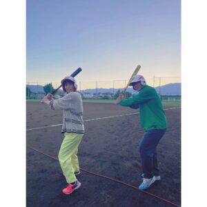Yoshito Okubo Instagram - 3年連続Jリーグ得点王の
よっくんと一緒に甲府を旅しながら、部活に励む高校生をサプライズ訪問しました😊

サッカー部では
直接よっくんがフリーキックを伝授⚽️✨

女子硬式野球部では
2人で選手たちと真剣勝負！⚾️

部活っていいですね👍
高校生に戻ったような気分になって
逆に元気とパワーをいただきました😆🙏

ケーブルテレビでご覧ください😉

コネクト！
～元気と笑顔を届ける旅～
#1　甲府編
satonoka 4K
1月8日(月)19:00〜

#大久保嘉人
#吉田沙保里