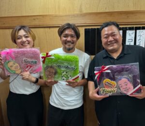 Yoshito Okubo Instagram - 6月生まれの仲間達に😆

アイシングクッキーのプレゼント🎁

それぞれの特徴を活かして
作っていただきました😊👍

皆んなに喜んでもらえて良かった😙✨

9日　よっくん
11日　しげ
18日　たかくん
20日　すなちゃん
26日　豊

改めてお誕生日おめでとう🎂
これからもヨロシクね😆

#6月生まれ
#仲間達
#プレゼント