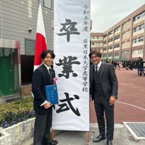 Yoshito Okubo Instagram - 今日は碧人（長男）の高校の卒業式でした。
今まで入学式も卒業式も行けてなかったので今回だけは休みを取って行って来ました。

昔は涙を堪えれたのに今はいつの間にか「ポロッポロッ」と涙が😭
なんか高校卒業となると今までの事を思い出してグッと来ました。

これからは大人の世界で夢に向かって諦めずに努力して自分を信じて頑張って欲しい。
まだまだ応援してるよ。

おめでとう！！

#yoshito13