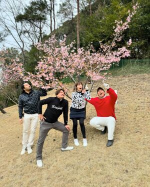 Yoshito Okubo Instagram - ❣️⛳️サザエでございます⛳️❣️
みんなでエンジョイゴルフ⛳️❣️😍

嘉人さん　@yoshito13 
沙保里さん @saori___yoshida 
陽介さん　@yosukee310 
そしてキャディさん🕊️
3人のご協力のおかげで
僕が今ハマっているサザエさん動画ができました🤣❣️
本当にありがとうございます✨😍
3人とも優しくてかっこよくて可愛くて素敵でした❤️🙈
まさかのクールな嘉人さんが1番やりきってて何度も見直して笑っています🤣🤣🤣❣️❣️❣️

そして最後、キャディさんのご協力もあり完璧に仕上がりました❣️😍🙈

今日中に投稿したくて焦って載せ方を間違えてしまったので、載せなおし🙇‍♂️🥺