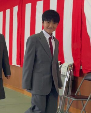 Yoshito Okubo Instagram - はじめてのおつかいにも出た橙利（三男）が中学生に！！

おめでとう㊗️
これからもどんどん成長してね。

これ傘大丈夫そ？笑
3枚目も席1人だけ、はみ出てるけど大丈夫そ？笑

まー頑張れ👍

#橙利
#三男
#yoshito13
