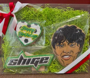Yoshito Okubo Instagram - 6月生まれの仲間達に😆

アイシングクッキーのプレゼント🎁

それぞれの特徴を活かして
作っていただきました😊👍

皆んなに喜んでもらえて良かった😙✨

9日　よっくん
11日　しげ
18日　たかくん
20日　すなちゃん
26日　豊

改めてお誕生日おめでとう🎂
これからもヨロシクね😆

#6月生まれ
#仲間達
#プレゼント