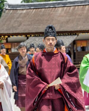 Yosuke Kubozuka Instagram - 六月一日(土)は、
朝から京都最古のお社のひとつ、
上賀茂神社／賀茂別雷神社にて、
黄檗売茶流の献茶会(平安参賀)に御先代直々のお声がけがあり、
参加させて頂きました⛩️

厳かで美しい日本を感じられる、
本宮での神々しい式だったんだけど、
何よりすごかったのはお庭でのMy師匠"Dozan11"と雅楽の響宴！

これが出来るレゲエアーティストはこの人だけでしょう…
ネクストステージに立った三木くんを、
しかと体感震撼させてもらいました。
前回の萬福寺の参加の時から「レゲエの神様キター」と、
関係者含め盛り上がってたけど、この度はマイクやスピーカーなしで前回よりも静かながら、まさに"満更でもなく"神っておりまして、聴いたことなさ過ぎて鳥肌モンだった。

邦楽2.0の朋友"渥美幸裕"ももちろん、
Dozan11を御先代にお繋ぎ出来たことで始まった新ステージ、
皆で新しい未来に辿り着いて、喜び合いましょう☻ね