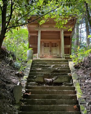 Yosuke Kubozuka Instagram - やっと辿り着けた神域⛩️

〜サムハラ神社〜奥宮と元宮

裸足で登って参拝したら
境内に薄汚れた布の袋が落ちてて、
「おーお宝入って来そう〜」
て言ってた直後に小さなクリアケースに入った神代文字のお札のようなものが小さな小屋に置いてあって、
それが袋にドンピシャのサイズだったので入れたら。
『持ってゆけ』て感じで閃きがあって、
神様からお札頂けた感じだったのよねʕ•̫͡•ʔ✨