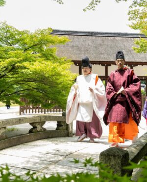 Yosuke Kubozuka Instagram - 六月一日(土)は、
朝から京都最古のお社のひとつ、
上賀茂神社／賀茂別雷神社にて、
黄檗売茶流の献茶会(平安参賀)に御先代直々のお声がけがあり、
参加させて頂きました⛩️

厳かで美しい日本を感じられる、
本宮での神々しい式だったんだけど、
何よりすごかったのはお庭でのMy師匠"Dozan11"と雅楽の響宴！

これが出来るレゲエアーティストはこの人だけでしょう…
ネクストステージに立った三木くんを、
しかと体感震撼させてもらいました。
前回の萬福寺の参加の時から「レゲエの神様キター」と、
関係者含め盛り上がってたけど、この度はマイクやスピーカーなしで前回よりも静かながら、まさに"満更でもなく"神っておりまして、聴いたことなさ過ぎて鳥肌モンだった。

邦楽2.0の朋友"渥美幸裕"ももちろん、
Dozan11を御先代にお繋ぎ出来たことで始まった新ステージ、
皆で新しい未来に辿り着いて、喜び合いましょう☻ね