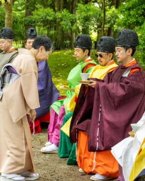 Yosuke Kubozuka Instagram - 六月一日(土)は、
朝から京都最古のお社のひとつ、
上賀茂神社／賀茂別雷神社にて、
黄檗売茶流の献茶会(平安参賀)に御先代直々のお声がけがあり、
参加させて頂きました⛩️

厳かで美しい日本を感じられる、
本宮での神々しい式だったんだけど、
何よりすごかったのはお庭でのMy師匠"Dozan11"と雅楽の響宴！

これが出来るレゲエアーティストはこの人だけでしょう…
ネクストステージに立った三木くんを、
しかと体感震撼させてもらいました。
前回の萬福寺の参加の時から「レゲエの神様キター」と、
関係者含め盛り上がってたけど、この度はマイクやスピーカーなしで前回よりも静かながら、まさに"満更でもなく"神っておりまして、聴いたことなさ過ぎて鳥肌モンだった。

邦楽2.0の朋友"渥美幸裕"ももちろん、
Dozan11を御先代にお繋ぎ出来たことで始まった新ステージ、
皆で新しい未来に辿り着いて、喜び合いましょう☻ね