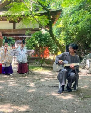 Yosuke Kubozuka Instagram - 六月一日(土)は、
朝から京都最古のお社のひとつ、
上賀茂神社／賀茂別雷神社にて、
黄檗売茶流の献茶会(平安参賀)に御先代直々のお声がけがあり、
参加させて頂きました⛩️

厳かで美しい日本を感じられる、
本宮での神々しい式だったんだけど、
何よりすごかったのはお庭でのMy師匠"Dozan11"と雅楽の響宴！

これが出来るレゲエアーティストはこの人だけでしょう…
ネクストステージに立った三木くんを、
しかと体感震撼させてもらいました。
前回の萬福寺の参加の時から「レゲエの神様キター」と、
関係者含め盛り上がってたけど、この度はマイクやスピーカーなしで前回よりも静かながら、まさに"満更でもなく"神っておりまして、聴いたことなさ過ぎて鳥肌モンだった。

邦楽2.0の朋友"渥美幸裕"ももちろん、
Dozan11を御先代にお繋ぎ出来たことで始まった新ステージ、
皆で新しい未来に辿り着いて、喜び合いましょう☻ね
