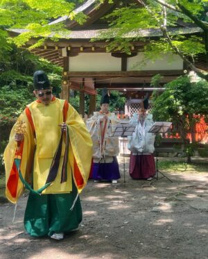 Yosuke Kubozuka Instagram - 六月一日(土)は、
朝から京都最古のお社のひとつ、
上賀茂神社／賀茂別雷神社にて、
黄檗売茶流の献茶会(平安参賀)に御先代直々のお声がけがあり、
参加させて頂きました⛩️

厳かで美しい日本を感じられる、
本宮での神々しい式だったんだけど、
何よりすごかったのはお庭でのMy師匠"Dozan11"と雅楽の響宴！

これが出来るレゲエアーティストはこの人だけでしょう…
ネクストステージに立った三木くんを、
しかと体感震撼させてもらいました。
前回の萬福寺の参加の時から「レゲエの神様キター」と、
関係者含め盛り上がってたけど、この度はマイクやスピーカーなしで前回よりも静かながら、まさに"満更でもなく"神っておりまして、聴いたことなさ過ぎて鳥肌モンだった。

邦楽2.0の朋友"渥美幸裕"ももちろん、
Dozan11を御先代にお繋ぎ出来たことで始まった新ステージ、
皆で新しい未来に辿り着いて、喜び合いましょう☻ね
