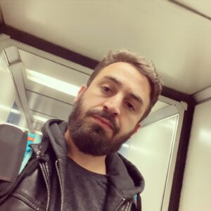 Youcef Sehairi Instagram - L'ascenseur nous emmène en haut et parfois en bas