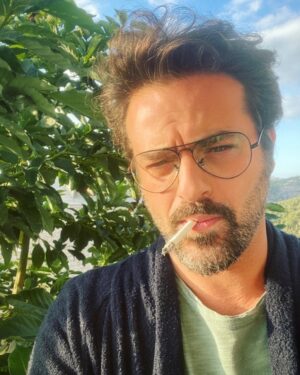 Youssef El Khal Instagram - أن يكون المرء ممثلاً لا بد أن تكون شخصيته غير مكتملة في مكانٍ ما.. فيعوض هذا النقص بالاختباء وراء شخصيات يلعبها.. و من قال أن الممثل الطبيعي..طبيعي؟!
‫#الطبيعة_الطبيعية‬ ‪#y_y_k‬