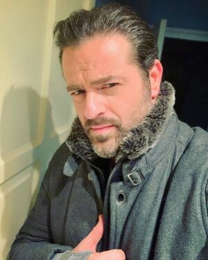 Youssef El Khal Instagram - أول شخص بيتذكَّر و بيحزر هالجاكيت بأي مشهد و بأي مسلسل لبستها بيربح الجاكيت 🎁