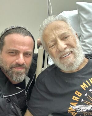 Youssef El Khal Instagram - أخي الكبير، صديق العائلة، منذ ان كنت في سن ال ١٥ من عمري و أنا أنظر إليه، في بيتنا، في سهراتنا، بالتزامن مع مسلسل العاصفة، أنا كبرت و  هو كبر و ظللت انظر اليه،كان هو العاصفة و كان هو المثال،اليوم رحل.
لم يكن يدري أن يوم عيد ميلاده سيكون يوم رحيله.أحبك و الله يرحم روحك.🙏🏼
‫#فادي_ابراهيم‬