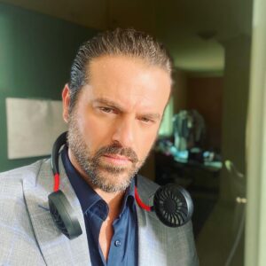 Youssef El Khal Instagram - هذه المروحة عظيمة.. بالتصوير مع الحرّ أكون بأمسّ الحاجة لهذا الإختراع..
‏⁦‪#y_y_k‬