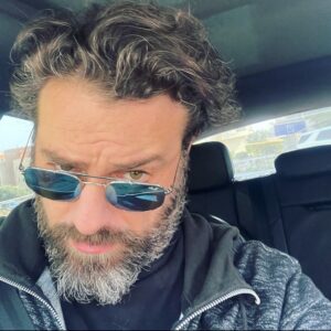 Youssef El Khal Instagram - ‏لَنْ أَستَقيل
‏لَمْ و لَنْ..
‏سأُراوغُ الكَون
‏و أَلعَنُ الظُلمة
‏و أُقَوِّضُ أَسِرَّةَ الدَجاجِلة
‏سأَجعل من الرمالِ ثلجاً
‏و من الملحِ حُلواً
‏سأغرسُ بيتاً و إنْ في العراء
‏وأبني فيه دفئاً 
‏فأرضي هنا و البقاء
‏أجل، وُِلدتُ لأَرحل
‏لكن ما دُمْتُ عقلاً
‏و بالروحِ زفيراً
‏لَنْ أَستَقيل
‏⁦‪#y_y_k‬⁩