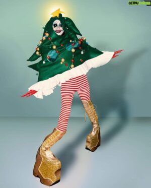 Yovska Instagram - 🎄Seasons Greetings🎄Did you remember to decorate your Christmas Tree yet? 🤤🎄😏 
.
.
#christmas #holidays #art #drag #tree #dragmonster #dragula #fashion #altdrag #design #christmastree #dragcreature #photography #festive #canadiandrag #torontodrag #canadianartist #torontoartist