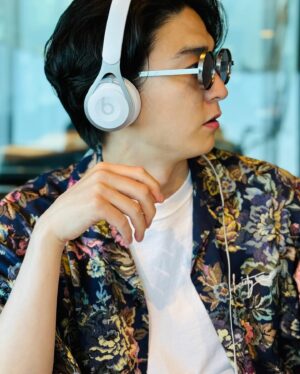 Yu Inaba Instagram - 本日も @allgoodfriday 
ありがとうございました📻
安定の #photobylilico

明日はいよいよ迎えるミュージカル「モンパルナスの奇跡〜孤高の画家モディリアーニ〜」初日🖼️

劇場に足を運んでくださる皆様、
心よりお待ちしております🎨