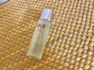 Yu Inaba Instagram - SK-II
アワード多数受賞商品である SK-IIの化粧水「フェイシャル トリートメント エッセンス」

ベタつきがなく肌にスッと馴染む使用感でお風呂上がりや朝の洗顔後、日焼けした後のケアに最適。
サッパリしているのにしっかりとした潤いを肌に与えてくれるので髭剃り後のケアにもピッタリ。
活動時も就寝時も塗った感じが気にならないのが嬉しい。

スキンケアをしてみたいがどこから始めたらいいのか分からないという人もまずは「これ一本」から！
SK-II独自の成分ピテラ™️*が含まれているフェイシャル トリートメント エッセンス でスキンケアを始めてみてはいかがでしょうか。

ちなみに、6月21日(水)～27日(火)伊勢丹新宿店 メンズ館1階 コスメティクスでPOPUPイベントを開催してるみたいなので、ぜひチェックしてみてください。

ピテラ™️：特別な酵母の株から、独自のプロセスで発酵させ生み出した、
SK-IIだけの天然由来成分( SK-II独自のガラクトミセス培養液-整肌保湿成分)

@skii 

#SKII
#ピテラエッセンス
#フェイシャルトリートメントエッセンス
#メンズスキンケア
#メンズ美容