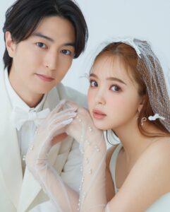 Yu Inaba Instagram - ご報告です。


平素より格別のお引き立てを賜り、心より御礼申し上げます。

私事で大変恐縮ではありますが、
私共、稲葉友と藤田ニコルは
この度結婚致しました事を
ご報告させて頂きます。


これからは家族として
お互いを支え合い、
穏やかで幸せな
家庭を築いて参ります。


人生で起こる困難な出来事にも
手を取り合って立ち向かい、
乗り越えていきたいと思います。


そして、皆様に喜んで頂ける
お仕事が出来るよう
精進して参ります。

これからも、温かく
見守って頂けたら幸いです。

まだまだ未熟な二人では
ありますので、今後とも
ご指導ご鞭撻賜りますよう
宜しくお願い申し上げます。

2023年8月4日　
稲葉友　藤田ニコル